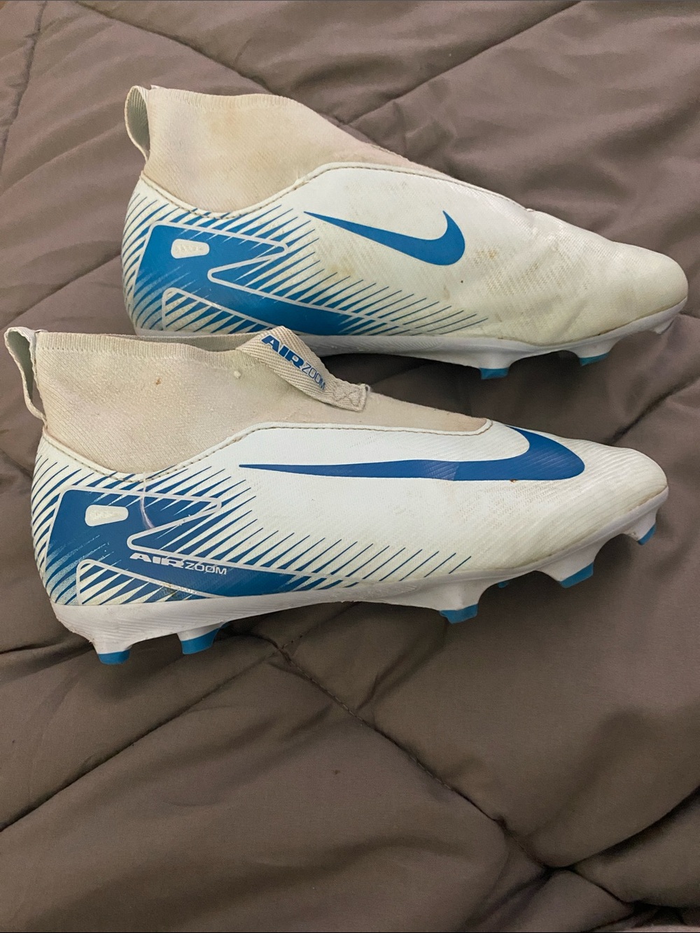 Nike Men’s White & Blue Laceless Soccer Cleats - Air Zoom